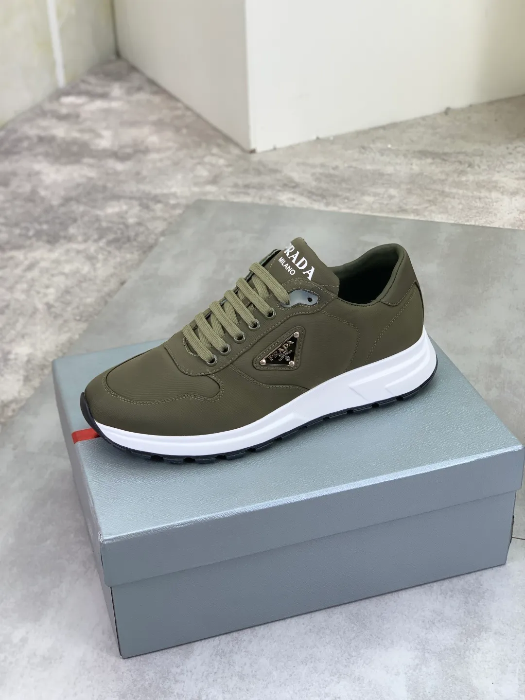 Men's shoes 💰P540 new (higher version) new PRADA (Prada) classic models are on the market at the same time, new men's shoes, 😘fabrics are selected from original imported calfskin. First layer of imported cowhide lining. The original version is awesome! 👍🏿Original open-molded non-slip PU outsole, with exquisite lines, simple and elegant, super comfortable and classy on foot, suitable for leisure travel. Code number: 38-45 (46 customized) 3️⃣ colors available
